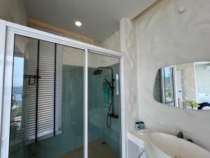 bagno con doccia, lavandino e specchio di Make me see cloud - Chiang rai a Mae Suai
