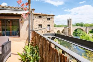 balcón con vistas a un puente y a un edificio en El mirador del pont en Besalú