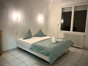 Un pat sau paturi într-o cameră la Appartement 3 chambres proche centre ville
