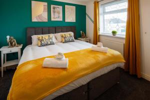 Een bed of bedden in een kamer bij Wellsway House by Cliftonvalley Apartments