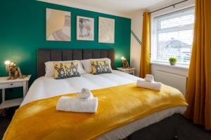 Een bed of bedden in een kamer bij Wellsway House by Cliftonvalley Apartments