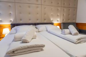Szinbád Hotel في بيتْش: غرفة نوم بسريرين عليها مخدات