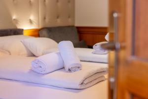 Postel nebo postele na pokoji v ubytování Szinbád Hotel