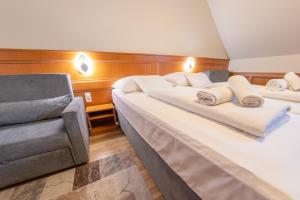 Postel nebo postele na pokoji v ubytování Szinbád Hotel