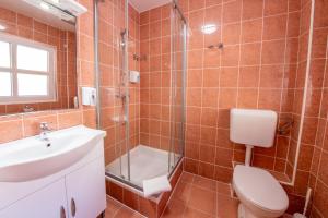Koupelna v ubytování Szinbád Hotel