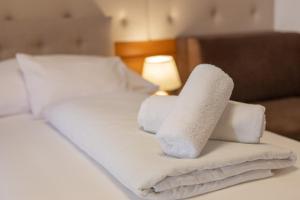 Postel nebo postele na pokoji v ubytování Szinbád Hotel