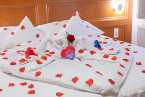 Postel nebo postele na pokoji v ubytování Szinbád Hotel