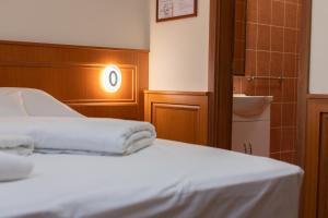 Postel nebo postele na pokoji v ubytování Szinbád Hotel