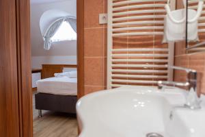 Postel nebo postele na pokoji v ubytování Szinbád Hotel