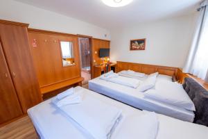 Postel nebo postele na pokoji v ubytování Szinbád Hotel