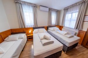 Postel nebo postele na pokoji v ubytování Szinbád Hotel