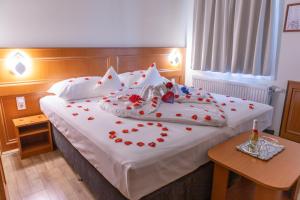Postel nebo postele na pokoji v ubytování Szinbád Hotel