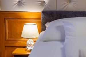 Postel nebo postele na pokoji v ubytování Szinbád Hotel