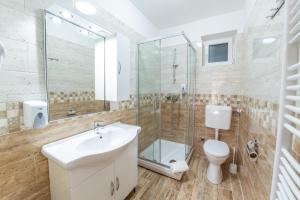 Koupelna v ubytování Szinbád Hotel