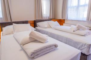 Postel nebo postele na pokoji v ubytování Szinbád Hotel