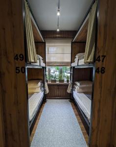 Двухъярусная кровать или двухъярусные кровати в номере Aiva Hostel