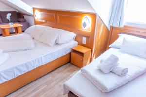 Postel nebo postele na pokoji v ubytování Szinbád Hotel