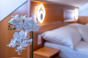 Postel nebo postele na pokoji v ubytování Szinbád Hotel