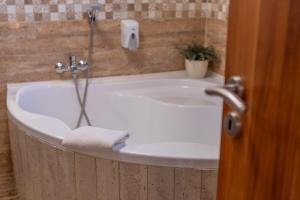 Koupelna v ubytování Szinbád Hotel