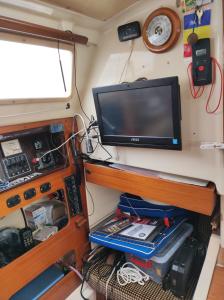 un televisor en la pared de una casa rodante en SY NEY, en Mangalia