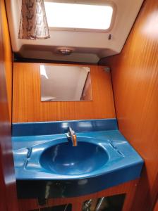 Un baño con un lavabo azul y un espejo. en SY NEY, en Mangalia
