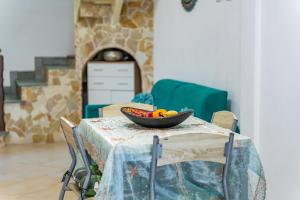 un bol de fruta en una mesa en una habitación en Villa Alice, en Villasimius
