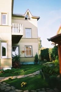 una casa con un patio de hierba delante de ella en Villa Freven, en Pärnu