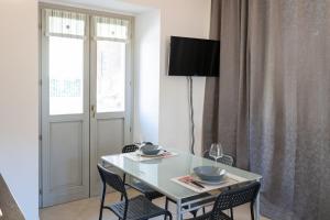 um quarto com uma mesa e cadeiras e uma janela em Dolce Rifugio, base Ideale per Esplorare la Città em Turim