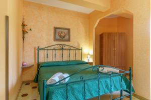 1 dormitorio con 1 cama verde en una habitación en Villa Cavallaro, en Giardini Naxos
