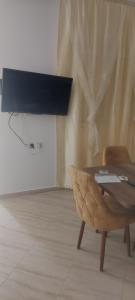 einen Tisch und einen Stuhl in einem Zimmer in der Unterkunft Villa bien equiper a saidia pres de la plage in Saidia 