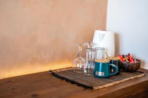 バンスコにあるPrivate cozy at Alpin Lodge Studio + SPA Complexのコーヒーカップとグラスが置かれたテーブル