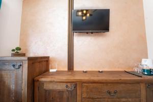 バンスコにあるPrivate cozy at Alpin Lodge Studio + SPA Complexの壁にテレビが付いた木製のキャビネット
