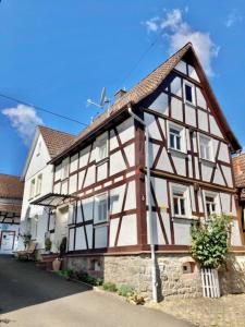 una casa con entramado de madera en rojo y blanco en Ferienhaus bei Juste, en Schotten