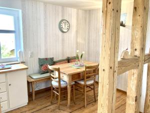 uma sala de jantar com uma mesa de madeira e cadeiras em Ferienhaus bei Juste em Schotten