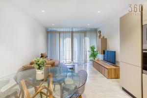 Posezení v ubytování One of a kind, 1BR seafront home in St Julians by 360 Estates