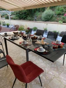 - une table avec de la nourriture sur la terrasse dans l'établissement Les chambres de Christelle & Gilbert, à Margon