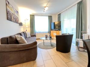 sala de estar con sofá y mesa en Dünenblick Wohnung 38, en Boltenhagen