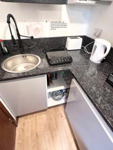 Kuchyň nebo kuchyňský kout v ubytování Comfortable Private Room in a Friendly Home in Headington next to Brookes University Oxford, C