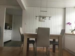a dining room table and chairs in a kitchen at Ferienwohnung Hirschli in Grub