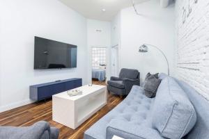 Μια τηλεόραση ή/και κέντρο ψυχαγωγίας στο Lavish Blue Suite 5 with Hollyhock