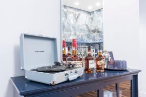 Η κουζίνα ή μικρή κουζίνα στο Lavish Blue Suite 5 with Hollyhock +25 φωτογραφίες