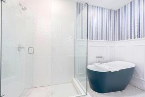Kylpyhuone majoituspaikassa Lavish Blue Suite 5 with Hollyhock