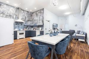 uma cozinha e sala de estar com mesa e cadeiras em Lavish Blue Suite 5 with Hollyhock em Louisville