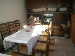 ein Esszimmer mit einem weißen Tisch und Stühlen in der Unterkunft Appartement in Novi Vinodolski mit Terrasse, Garten und Grill in Novi Vinodolski