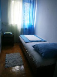 een slaapkamer met een bed met een blauw gordijn bij Appartement in Novi Vinodolski mit Terrasse, Garten und Grill in Novi Vinodolski