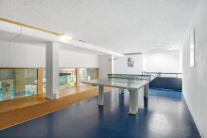 uma mesa de pingue-pongue no meio de uma sala em Ferienappartement Schmetterling em Sankt Englmar