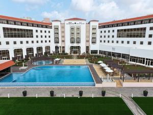 Blick auf den Innenhof eines Gebäudes mit Pool in der Unterkunft Djibouti Ayla Grand Hotel in Dschibuti