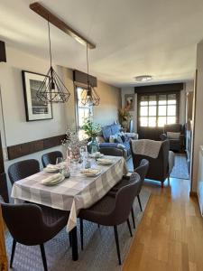 - une salle à manger et un salon avec une table et des chaises dans l'établissement Apartamento Mirador del Pantano2, à Vinuesa