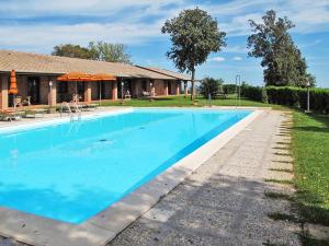 una gran piscina azul frente a una casa en il Carpignone, en La Pesta