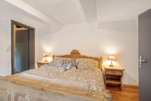 een slaapkamer met een bed met twee lampen op tafels bij Haus Maria in Laufen